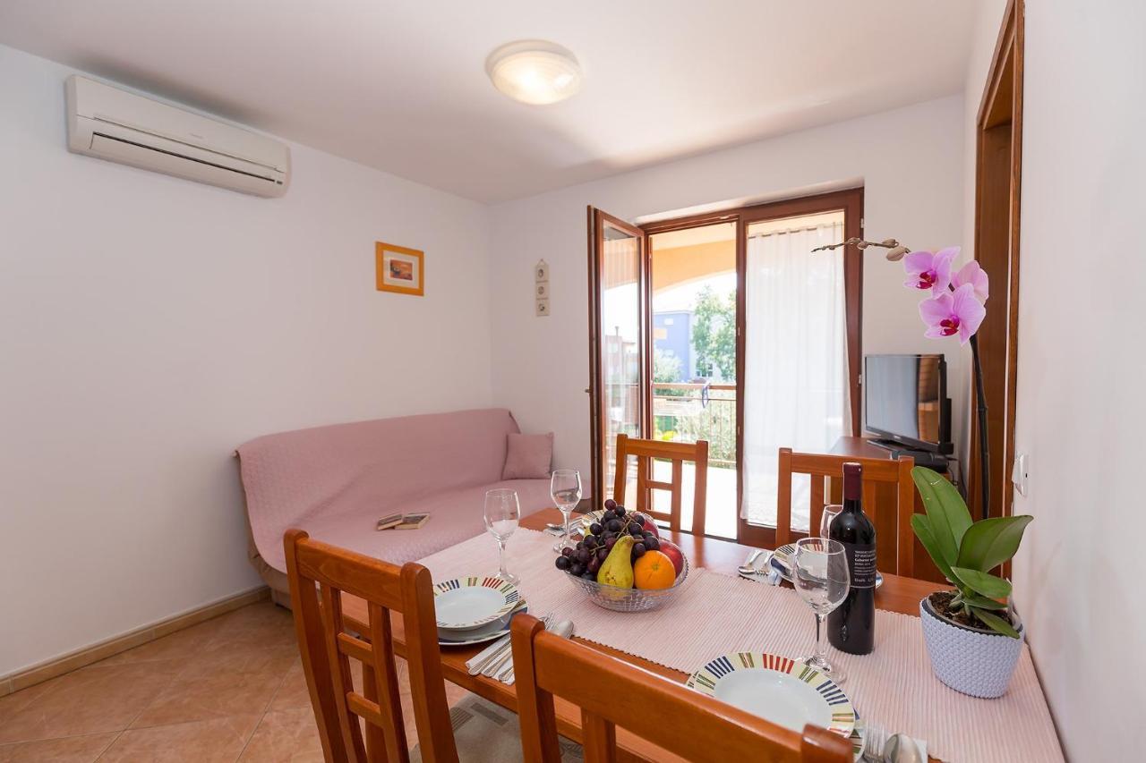 Apartments With A Swimming Pool Novigrad - 7078 Buitenkant foto